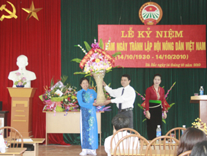 Lãnh đạo huyện uỷ Đà Bắc tặng hoa chúc mừng Hội Nông Dân nhân kỷ niệm 80 năm ngày thành lập